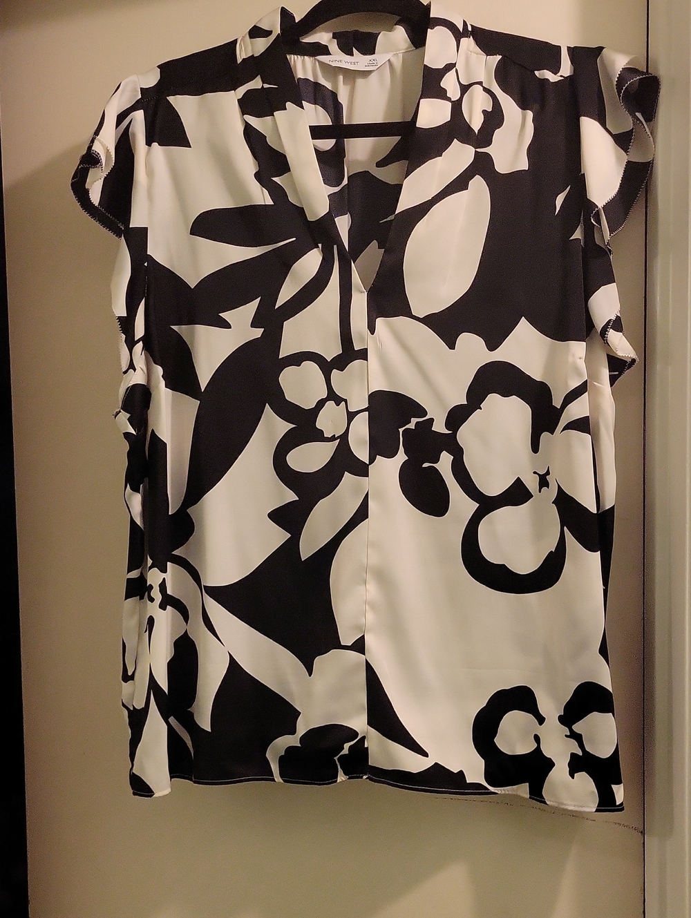 Nine West Black & White Floral Split-Neck Blouse